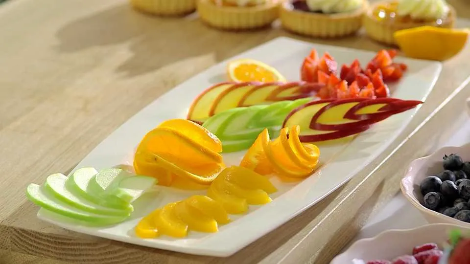 Krojenie owoców i dekorowanie ciast